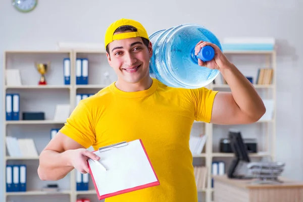 Mann liefert Wasserflasche ins Büro — Stockfoto