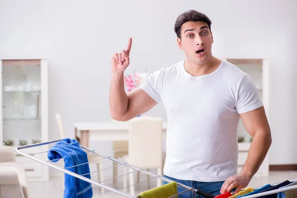 Mężczyzna robi pranie w domu — Zdjęcie stockowe