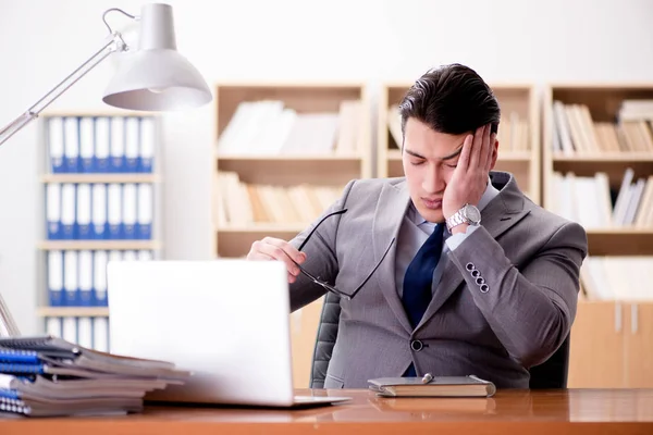 Homem de negócios doente no escritório — Fotografia de Stock