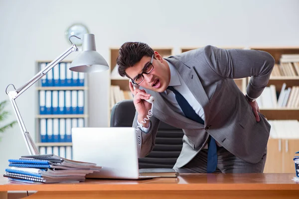 Biznesmen odczuwa ból w biurze — Zdjęcie stockowe