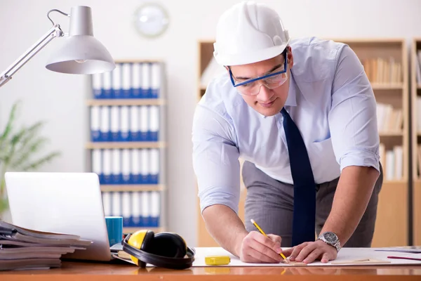 Ingeniero supervisor trabajando en dibujos en la oficina —  Fotos de Stock