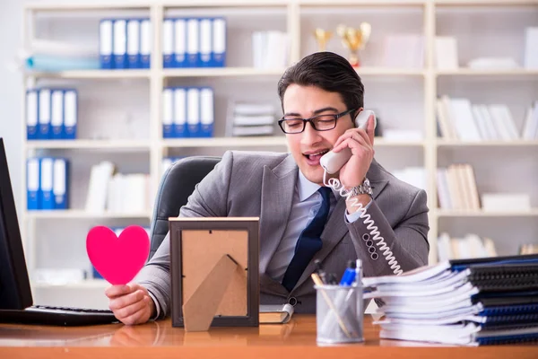 Biznesmen uczucie miłości i miłości w biurze — Zdjęcie stockowe