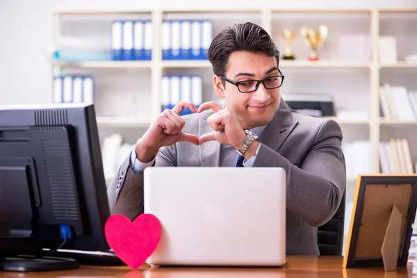 Empresario en San Valentín concepto en la oficina —  Fotos de Stock