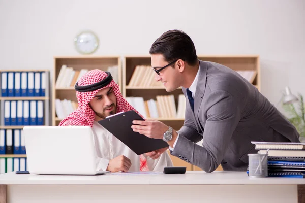 Diverso concetto di business con uomo d'affari arabo — Foto Stock