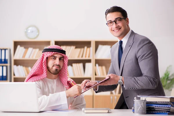 Διαφορετική επιχειρηματική έννοια με Άραβας επιχειρηματίας — Φωτογραφία Αρχείου