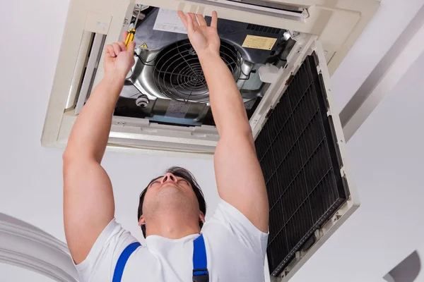 Trabajador reparación de la unidad de aire acondicionado del techo —  Fotos de Stock