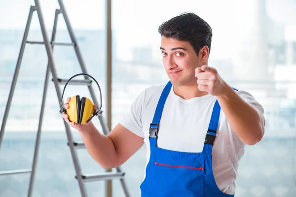 Trabajador con auriculares de cancelación de ruido — Foto de Stock