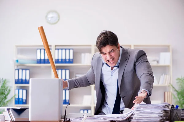 Wütender aggressiver Geschäftsmann im Büro — Stockfoto