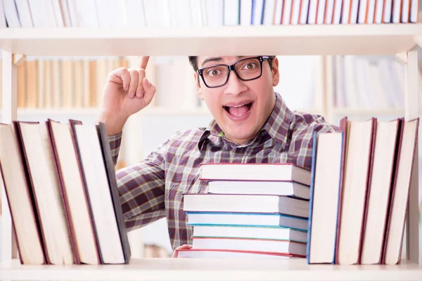 Ung student som söker böcker i universitetsbiblioteket — Stockfoto