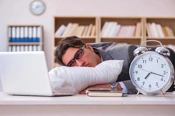Уставший мужчина спит дома, у него слишком много работы. — стоковое фото