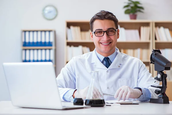 Chemieingenieur arbeitet im Labor an Ölproben — Stockfoto