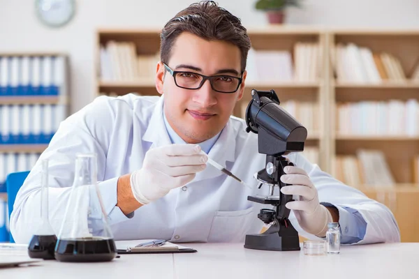 Ingeniero químico trabajando en muestras de aceite en laboratorio —  Fotos de Stock