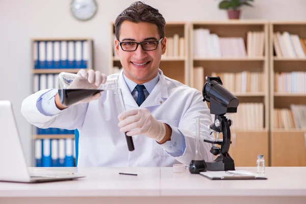 A laboratóriumban dolgozó fiatal laboratóriumi asszisztens — Stock Fotó