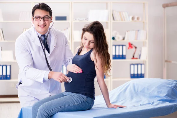 Medico esaminando paziente donna incinta — Foto Stock