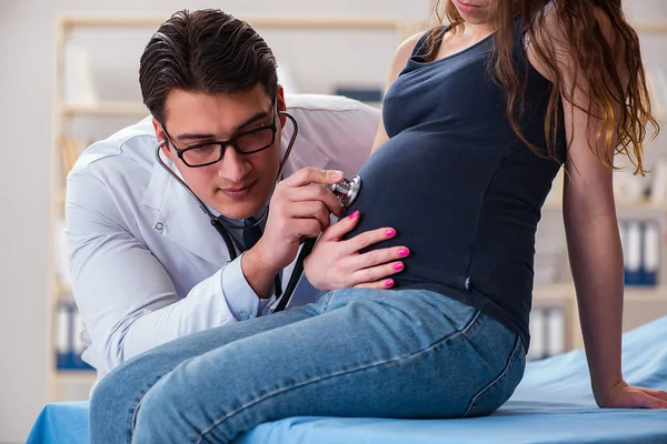 Arzt untersucht schwangere Patientin — Stockfoto