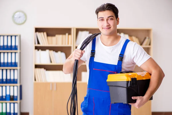 Man gör elektriska reparationer hemma — Stockfoto