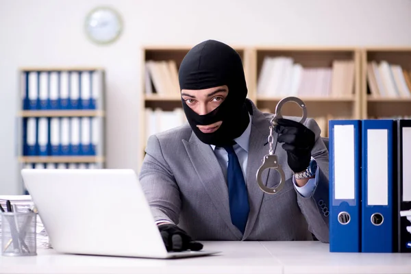 Kriminell affärsman bär balaklava på kontoret — Stockfoto