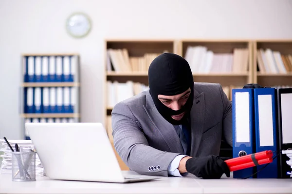 Krimineller Geschäftsmann mit Dynamit im Büro — Stockfoto