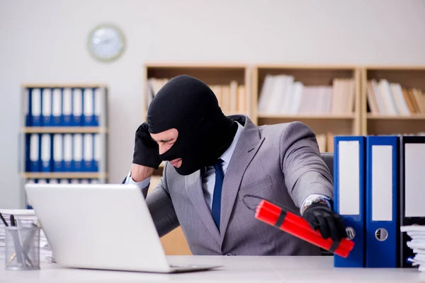 Empresário criminoso com balaclava com dinamite — Fotografia de Stock