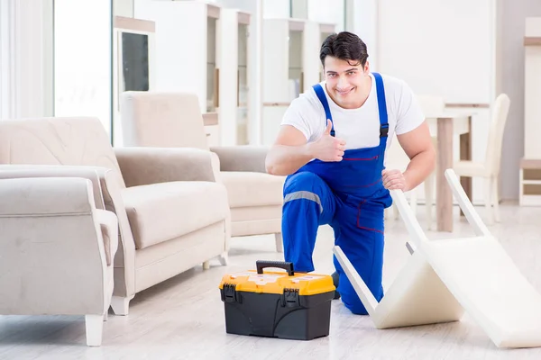 Reparador de móveis trabalhando na loja — Fotografia de Stock