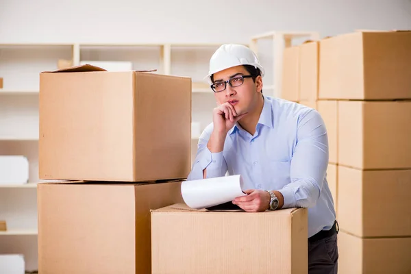 Man die werkt in de verhuisdienst van dozen — Stockfoto