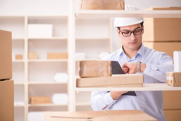 Mann arbeitet in Post-Paketzustelldienst — Stockfoto