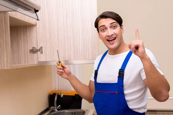 Junger Mann baut Küchenmöbel zusammen — Stockfoto