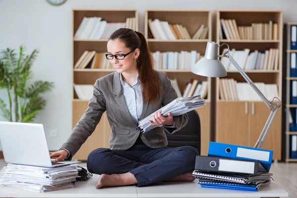 Occupé femme d'affaires en colère assis sur le bureau dans le bureau — Photo