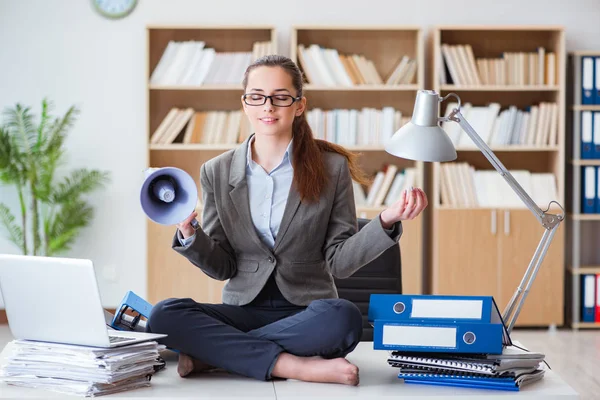 Imprenditrice meditare in ufficio — Foto Stock