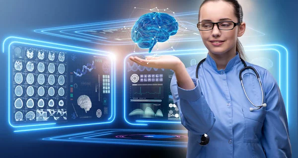Kvinnlig läkare med hjärnan i medicinska begrepp — Stockfoto