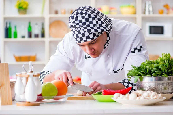 Cocinero joven trabajando en la cocina — Foto de Stock