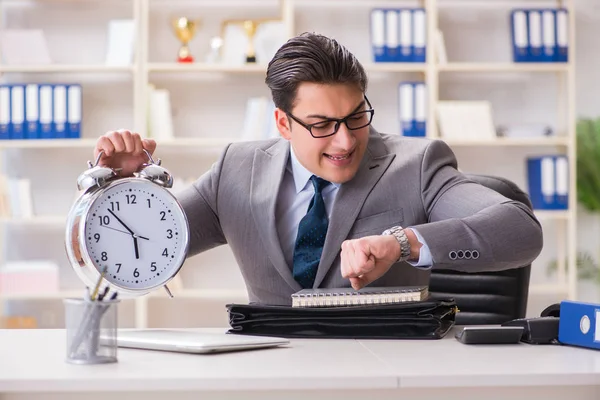 Empresário correndo no escritório — Fotografia de Stock