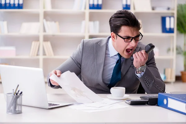 Empresario derramando café en documentos importantes — Foto de Stock