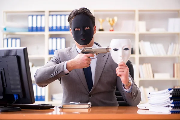 Geschäftsmann mit Maske im Amt Heuchelei-Konzept — Stockfoto