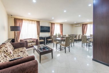 Modern otelin içindeki restoran.
