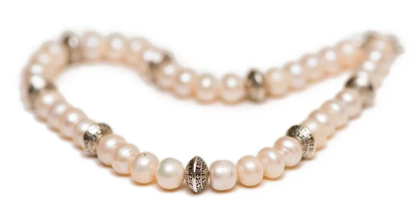 Bižuterie náhrdelník izolovaných na bílém pozadí — Stock fotografie