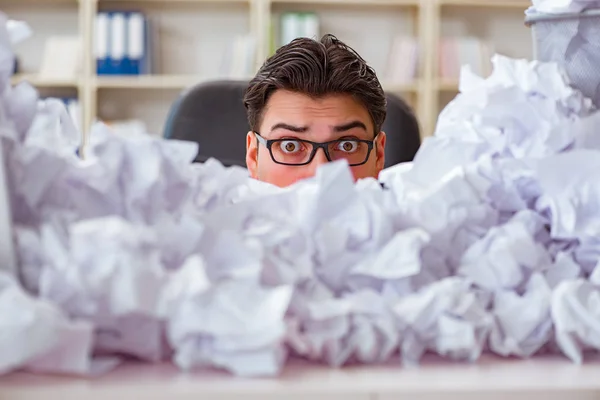 Empresario en concepto de reciclaje de papel en la oficina —  Fotos de Stock