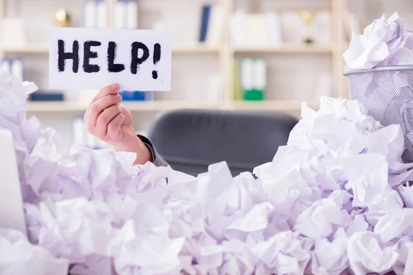 Empresário no conceito de reciclagem de papel no escritório — Fotografia de Stock