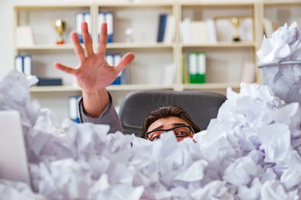 Zakenman in papieren recycling concept op kantoor — Stockfoto