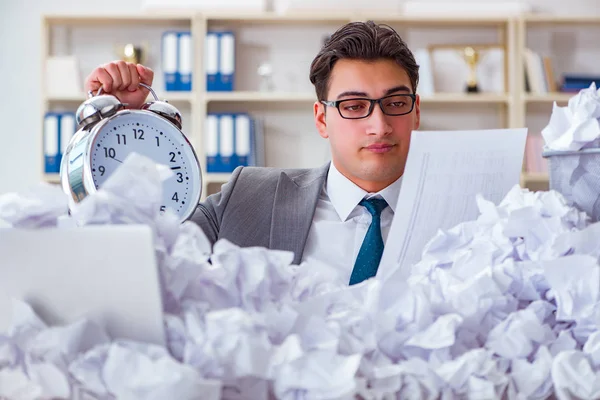 Empresario en concepto de reciclaje de papel en la oficina — Foto de Stock