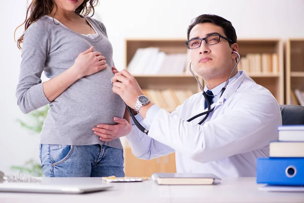 Mulher grávida visitante médico para consulta — Fotografia de Stock