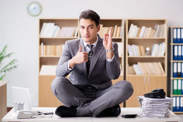 Jungunternehmer meditiert im Büro — Stockfoto