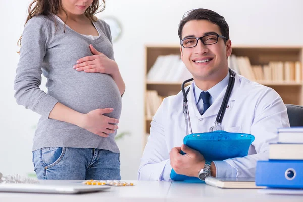 Mulher grávida visitante médico para consulta — Fotografia de Stock