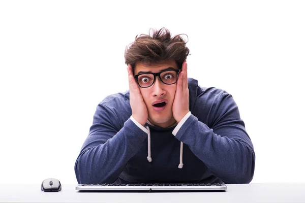 Hombre nerd divertido trabajando en el ordenador aislado en blanco — Foto de Stock