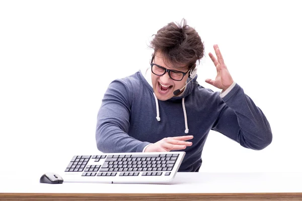 Grappige nerd man werkt op computer geïsoleerd op wit — Stockfoto