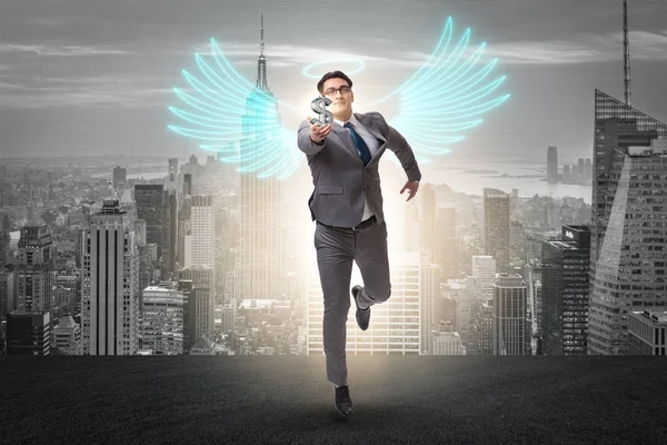 Ангел инвестор концепции с бизнесменом с крыльями — стоковое фото