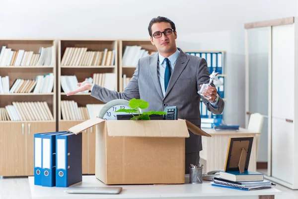 Ο άνθρωπος κινείται γραφείο με κουτί και τα υπάρχοντά του — Φωτογραφία Αρχείου