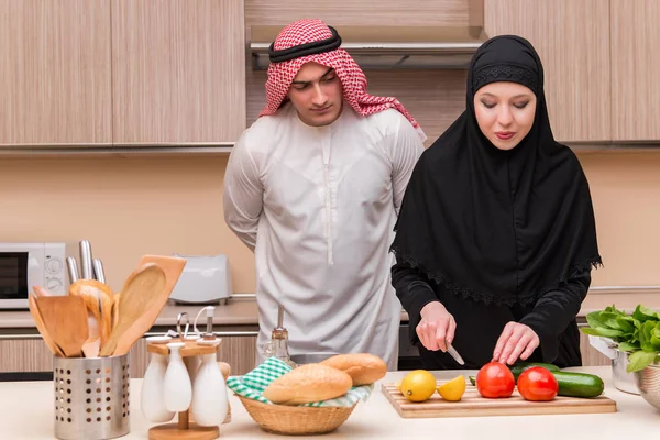Mladá arabská rodina v kuchyni — Stock fotografie