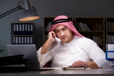 Arap işadamı ofiste geç saatlere kadar çalışıyor