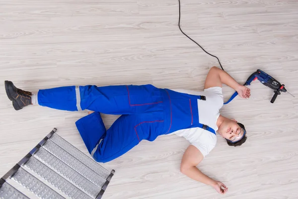 Worker after falling from height - unsafe behavior — Stock Photo, Image